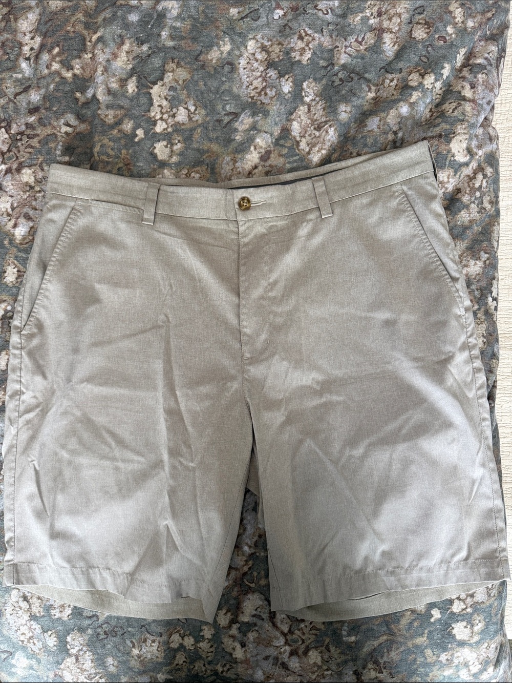 Roundtree & Yorke Men's Flat Front Shorts in Light Gray